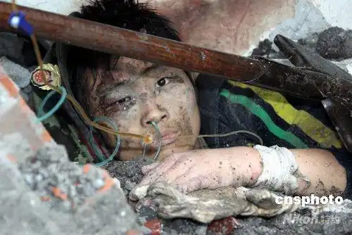 图文地震废墟中的幸存学生