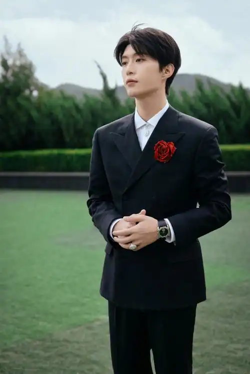 范丞丞携人生路不熟亮相北影节##范丞丞北影节黑西装玫瑰胸针造