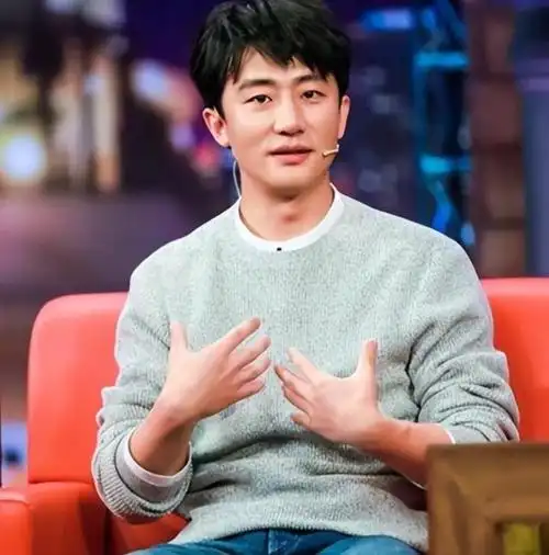 黄轩新恋情曝光,网友热议不断:这次他又抛下什么重磅炸弹?