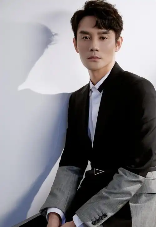 王凯黑色西装帅气写真图片