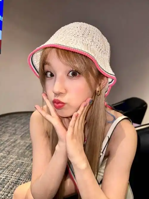 宋雨琦分享美照嘟嘴卖萌好可爱 穿吊带裙身材性感-搜狐大视野-搜狐