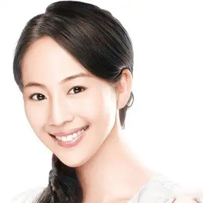 与黄凯伟情话不断,2人还大方牵手,拥抱,接着黄凯伟陪张钧甯选购伴手