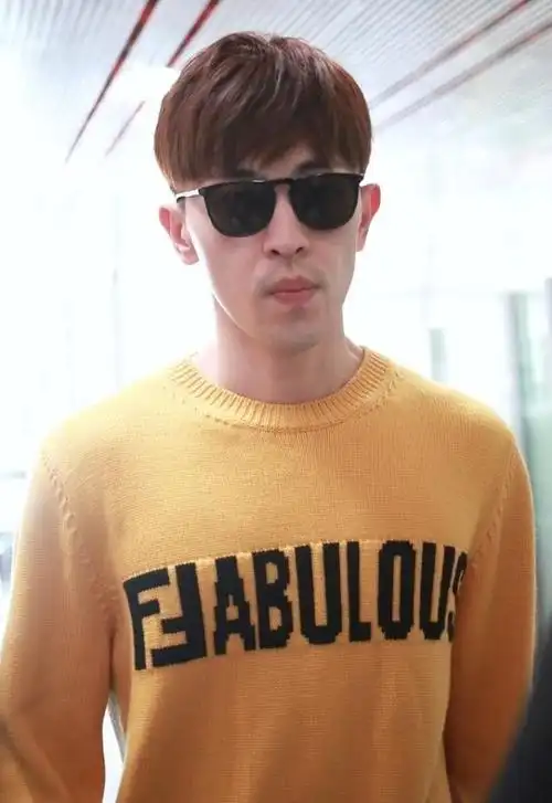 男人留胡子成熟好多,邓伦留胡茬挺帅的,穿黄色毛衣也不显嫩