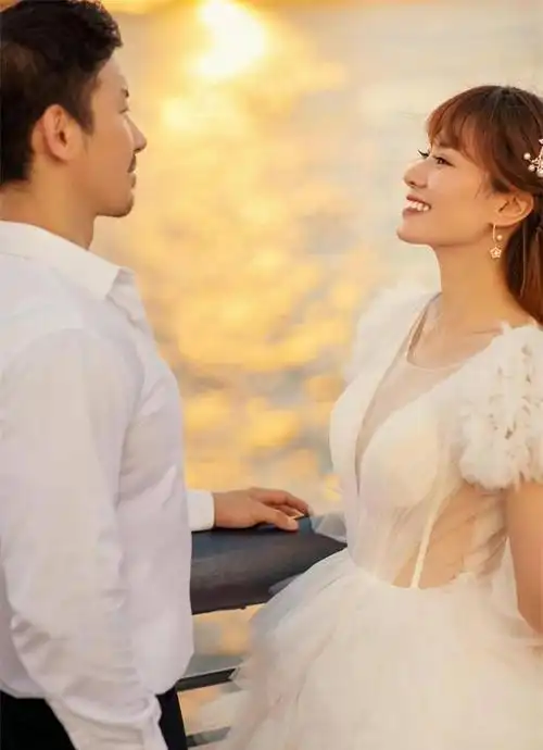 甜美万蒂妮嫁小学同学口碑好