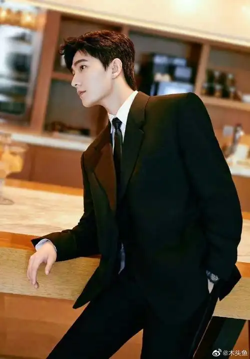 杨洋品质盛典黑西装造型#你可以永远相信杨洋穿黑色西装!