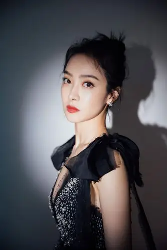 宋茜出席2020微博之夜获得年度突破演员荣誉