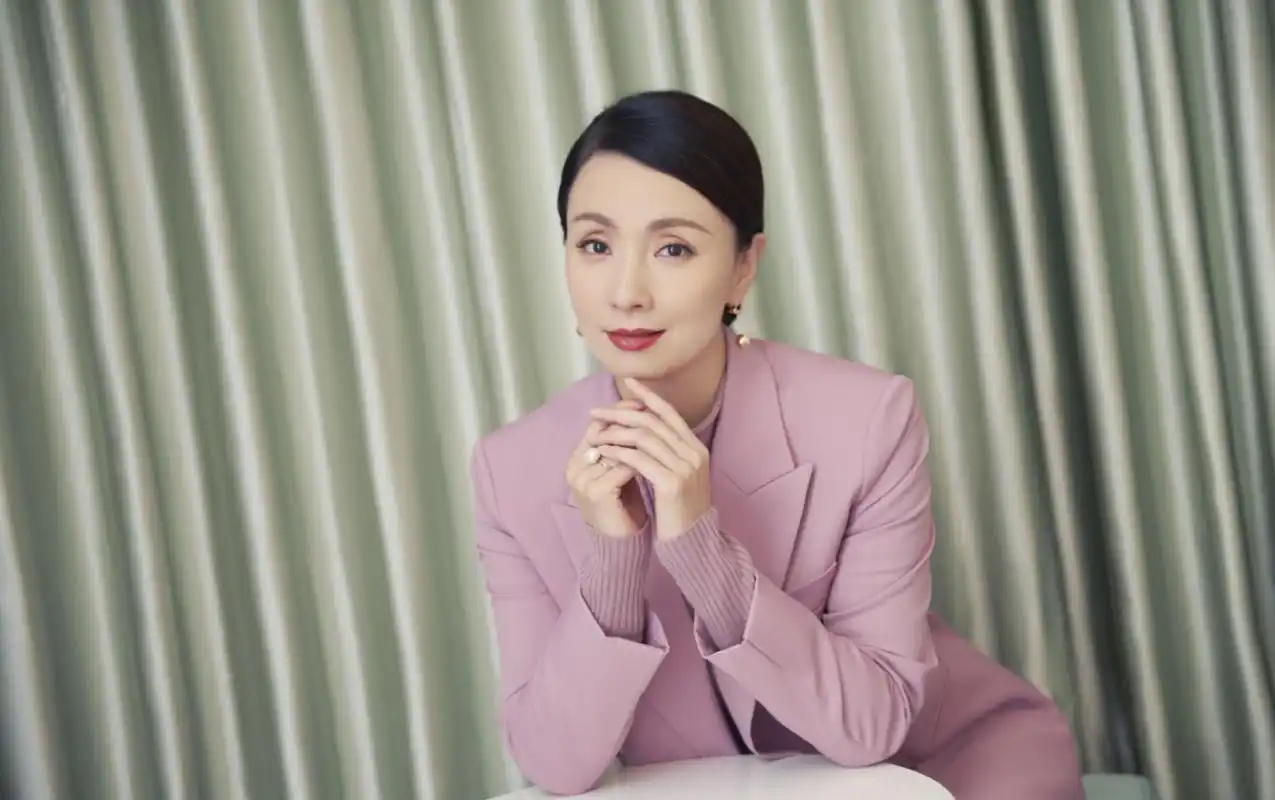 陶虹金鸡奖颜值巅峰造型?性感长裙显气质,时尚减龄似少女!