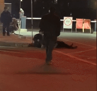 淮阴颐和花园门口上演真人"pk"打架成本很高!