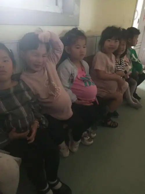 幼儿园小朋友母亲节体验当"孕妈妈"