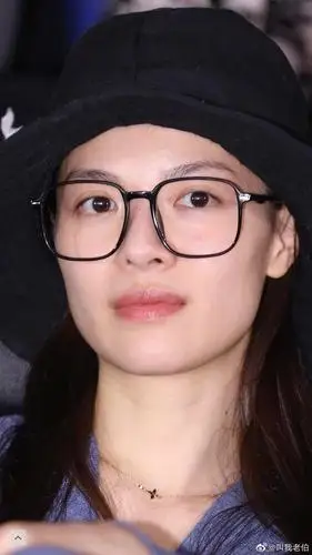 钟楚曦出席《囧妈》点映高清素颜,皮肤太好了!特别通透的白