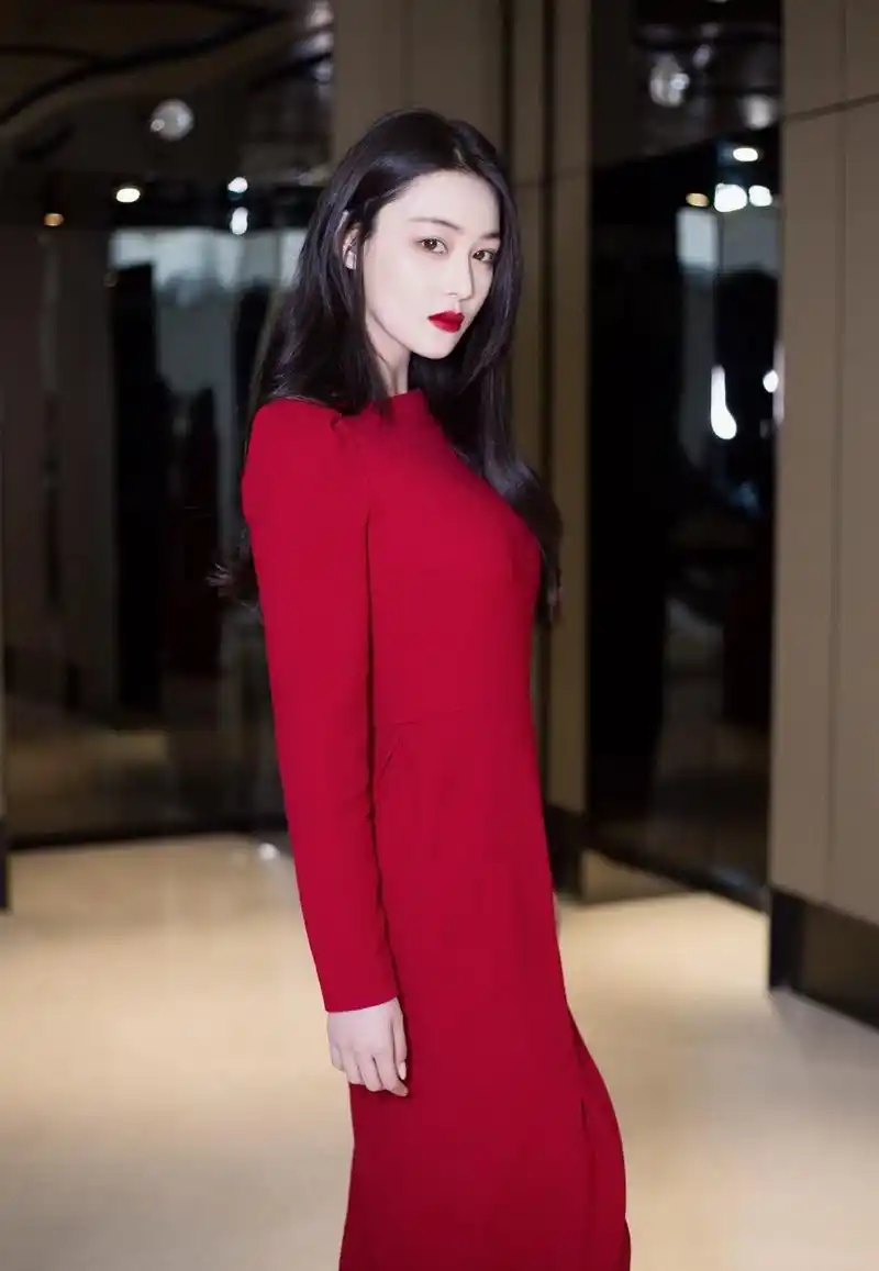 张馨予一袭开衩红裙亮相某活动,保镖开道,气场强大