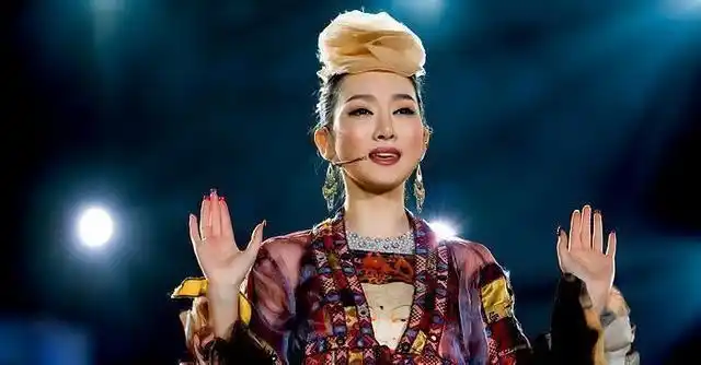 事实上早期的萨顶顶也是音乐界非常有影响力的歌手,当她还被称为周鹏