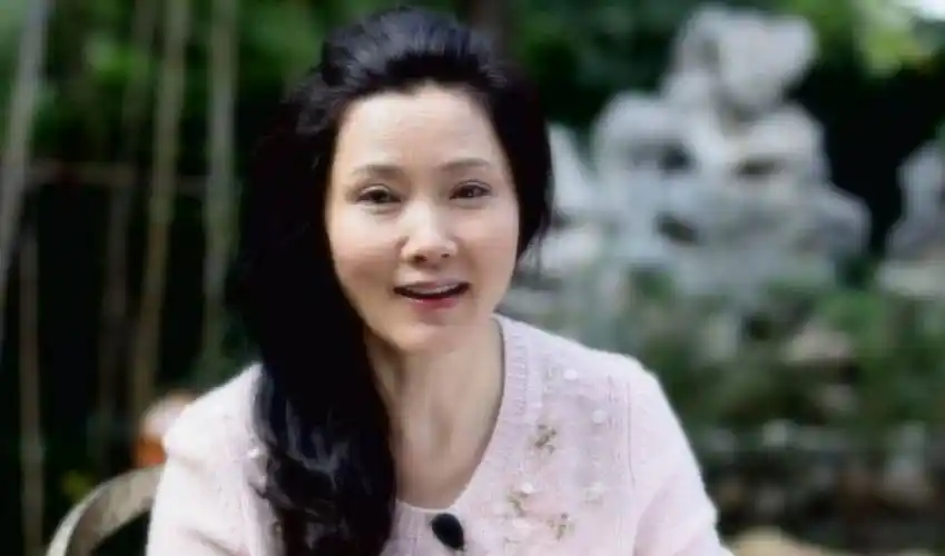 何赛飞:曾对机场工作人员发火,喝多了连导演都说,为何却没凉凉_父亲