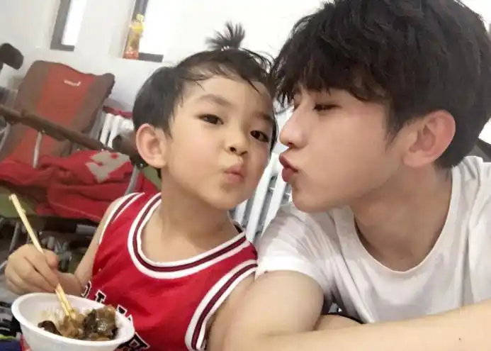 谜之关系6年前蔡徐坤曾在张子枫微博下留言大赞对方美的噢