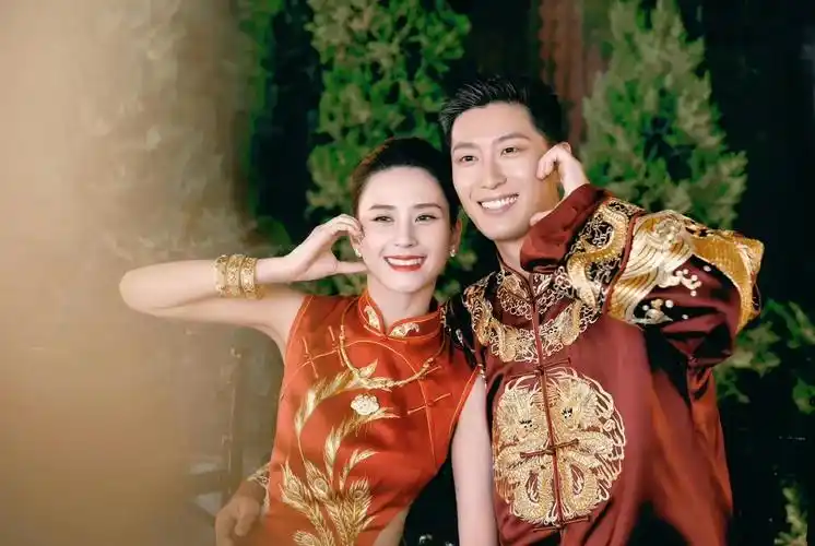 窦骁何超莲举行中式婚礼!双方家长都有出席,现场隆重又温馨