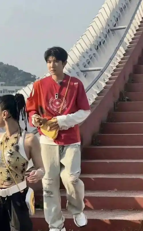 王源现状引发热议!脸部问题暴露,网友关注度飙升