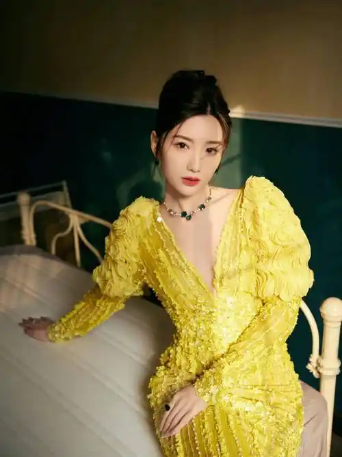 毛晓彤国剧盛典红毯造型曝光,一袭鹅黄色礼服,美丽动人_身姿_时尚