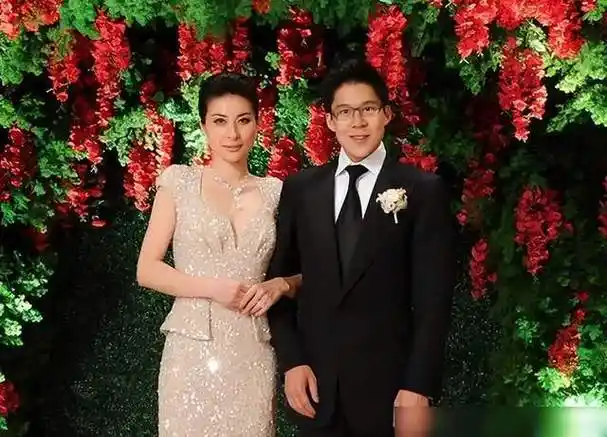 霍启刚晒父子4人同框照,兄弟3人各有特点,霍启山成颜值担当-腾讯新闻