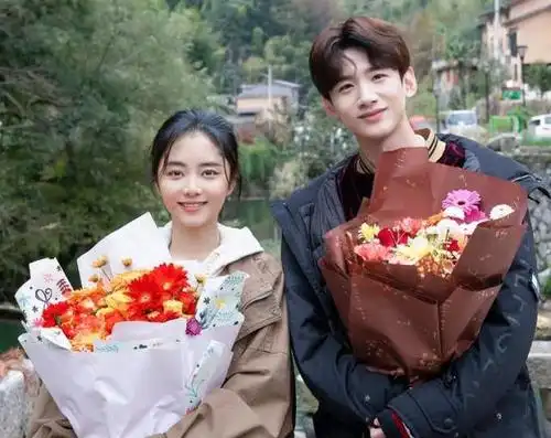 162谭松韵和183白敬亭站一起,身高差凸出,是否谎报很明显