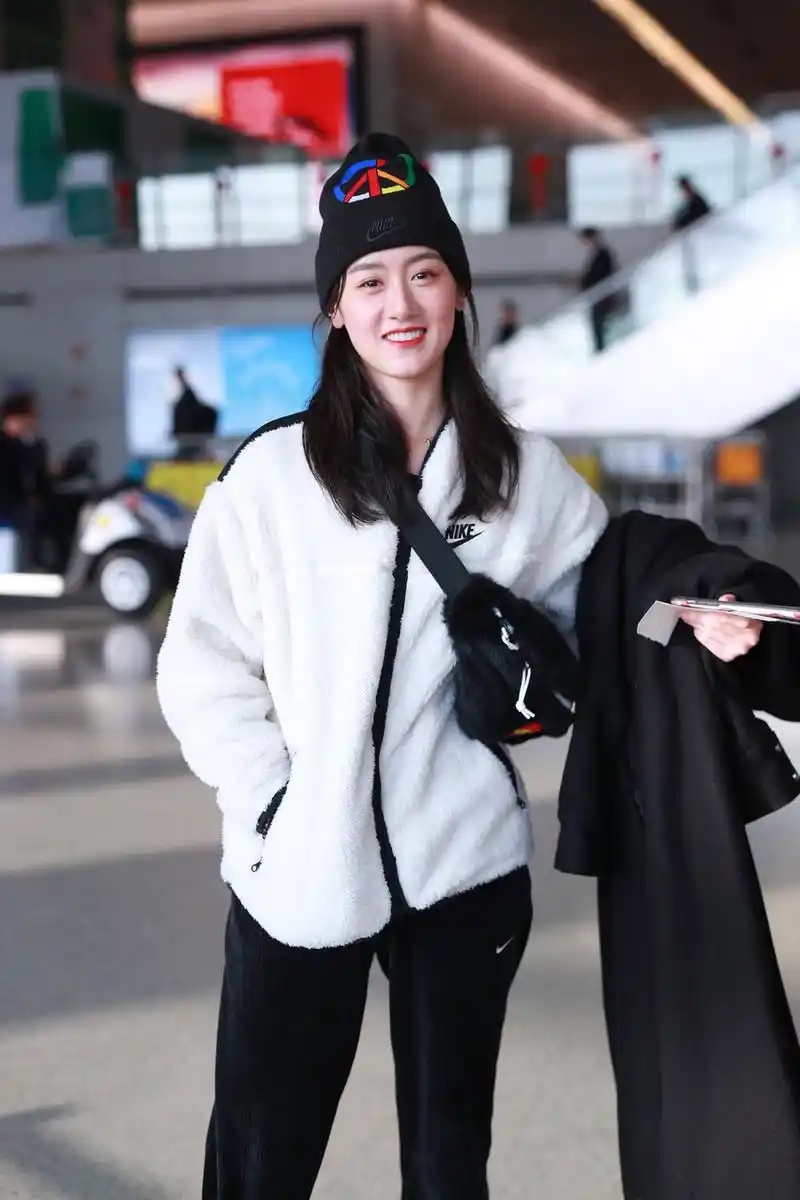 袁冰妍穿摇粒绒外套走机场黑白配经典大方穿灯芯绒裤都不显胖