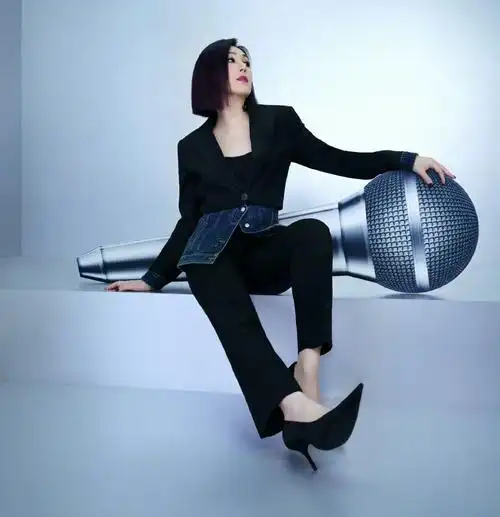 年近50的"春娇"还那么娇,杨千嬅黑裙华丽大片,看着风情满满