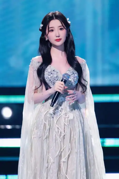 毛晓彤国风公主裙##2024网络视听盛典##今天很不彤