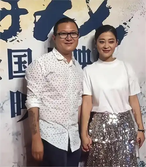 回顾曾剑娶二婚演员妻子梅婷婚后生一儿一女一家幸福甜蜜