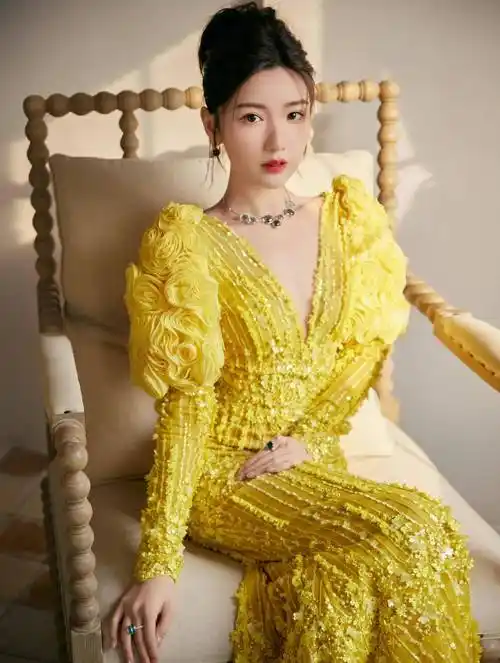 毛晓彤深v露背裙太惊艳 孙千透视装性感 于文文身材火辣_关晓彤_造型