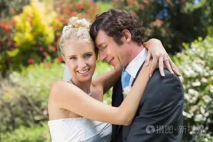 抱着他的新婚妻子的丈夫