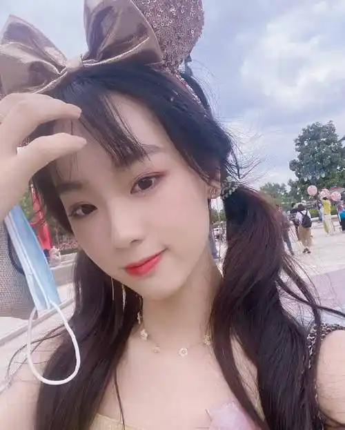 身为导师的华晨宇非常欣赏学员樊博艺,为她拧矿泉水瓶盖,称赞她身上有