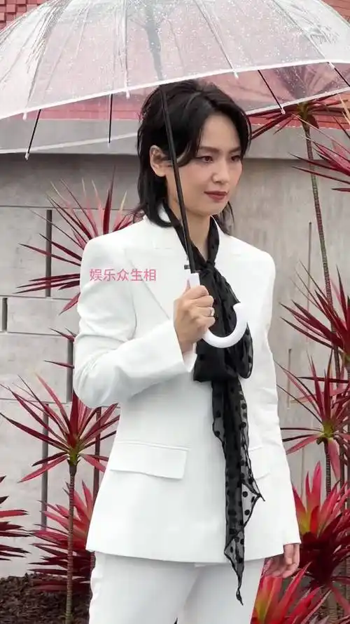 周笔畅 白色西装造型亮相#格乐利雅东方风云榜 红毯这次妆造如何