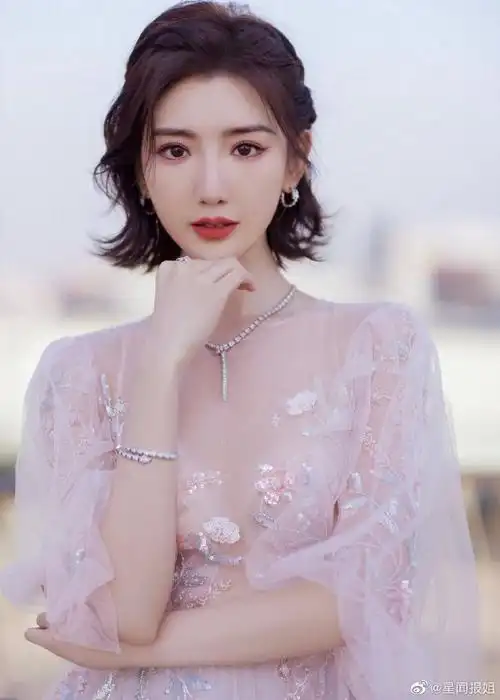 毛晓彤学姐妆比心自拍