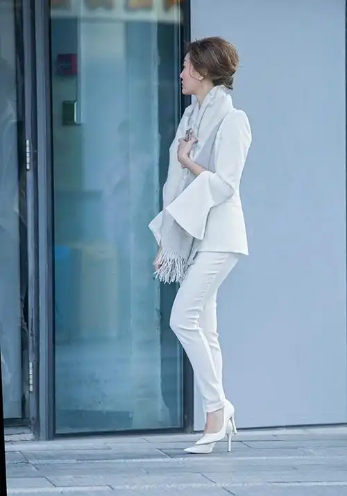 街拍高跟鞋美女一身白色亮丽清新时尚气质高雅引关注