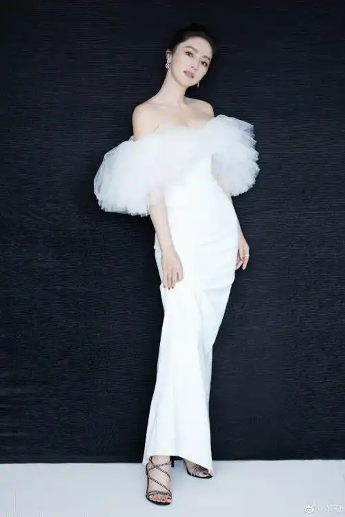 董璇穿白色薄纱裙自拍被吐槽裙子像蚊帐做的董璇的回复太机智