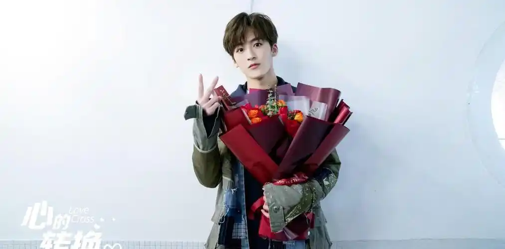 何洛洛新剧《完美的他》:女主变三番,海报土得像"回家的诱惑"