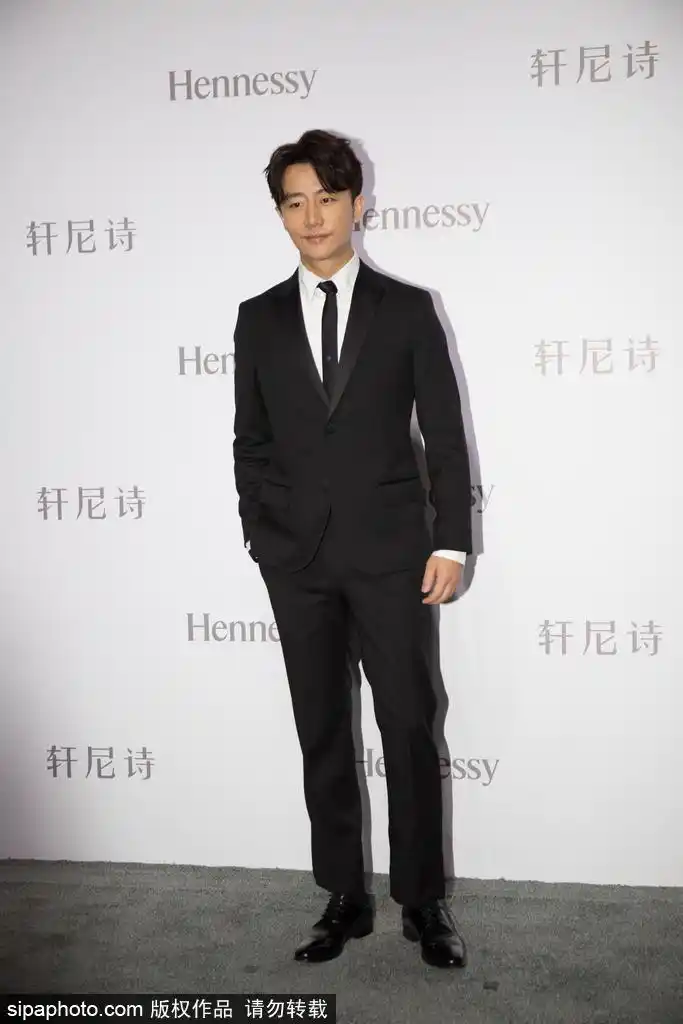 组图:黄轩现身广州出席轩尼诗活动 西装笔挺帅气逼人