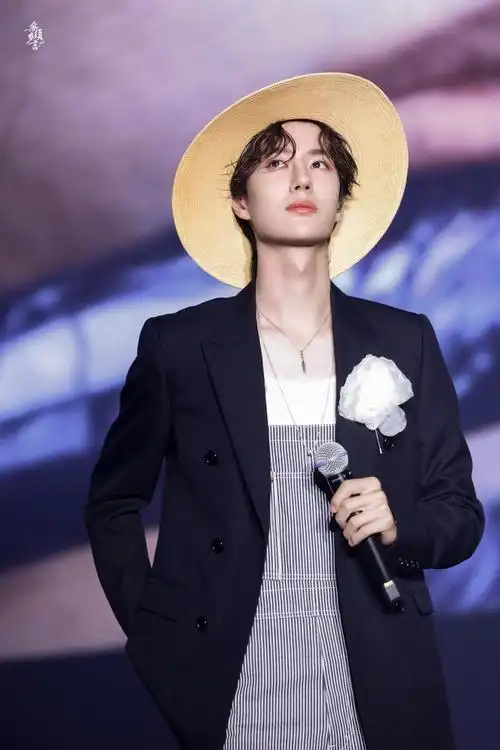 王一博74路飞装高难度运动