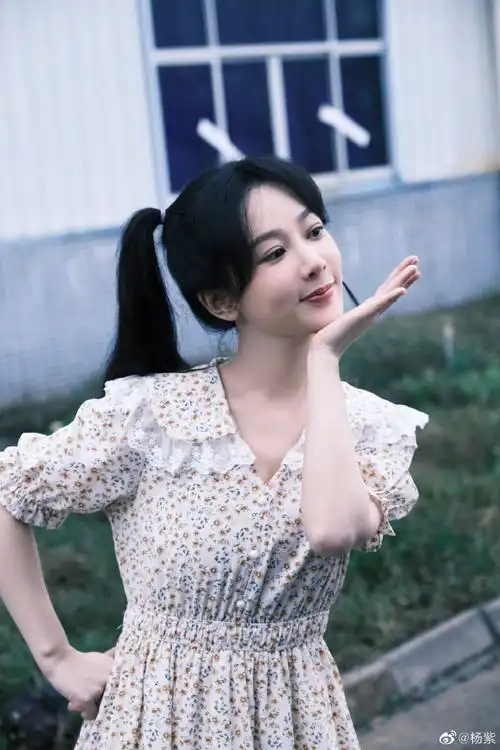 杨紫分享六一随拍美照扎双马尾辫纯真可爱似高中生