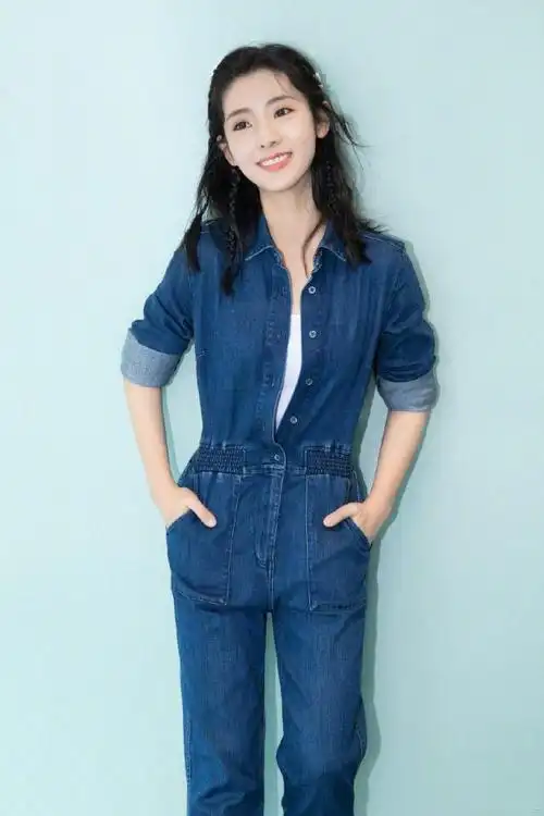 邢菲武艺照顾流浪狗,小个子邢菲穿高腰连体裤,至少增高10cm