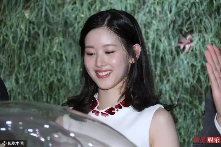 奶茶妹妹产后首秀身材 脖子露红印疑吻痕