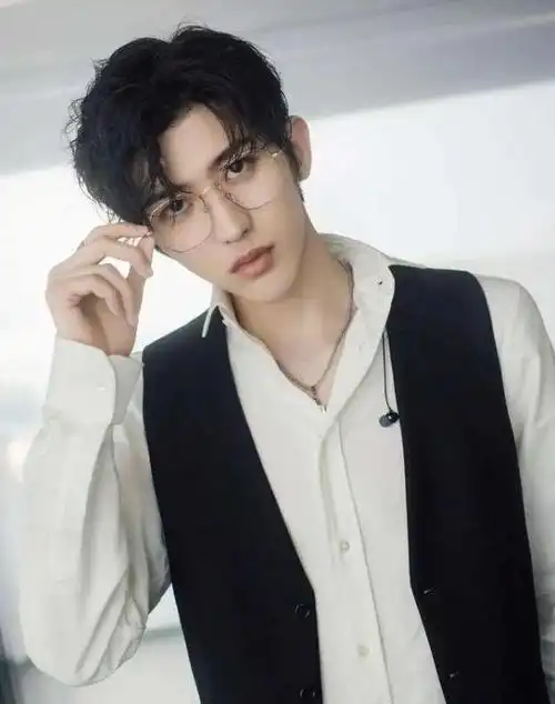 蔡徐坤新排面!首位登西班牙国家报亚洲艺人,涨粉猛增实属真顶流