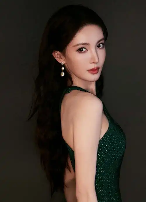 金晨超话神秘高贵的暗夜墨绿,勾勒灵感诗篇95  融合,交汇,@金晨将