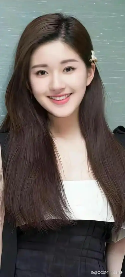 该组照片是在天台拍摄,赵露思身穿高定蝴蝶造型,身材超好