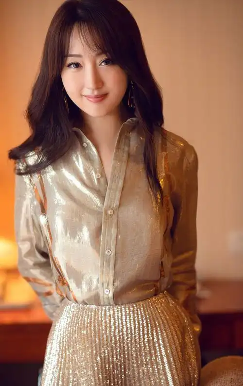 原创杨钰莹一袭淡黄抹胸礼服温柔甜美还像小公主