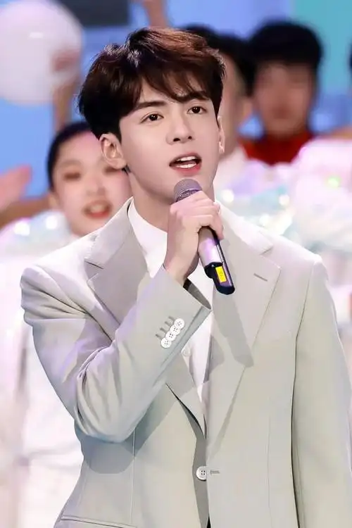 点击播放男明星们的唱歌名场面mp4