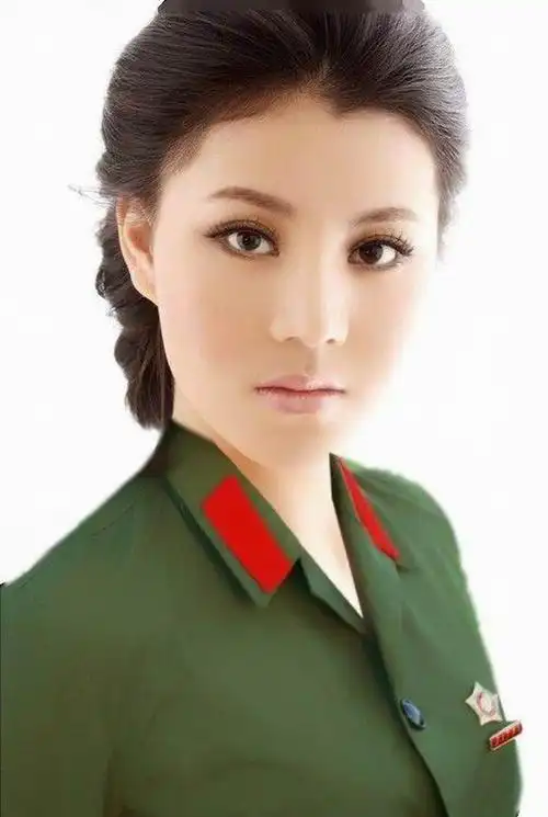 【转载】让美女穿上军装