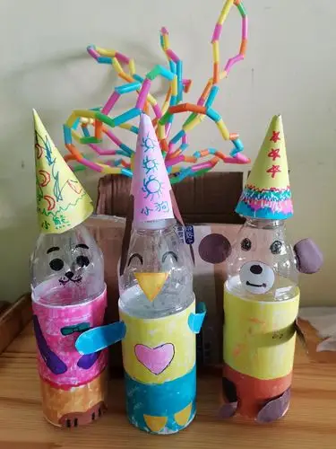 小班黄子芸和爸爸利用矿泉水瓶制作的小动物,吸管制作的小花