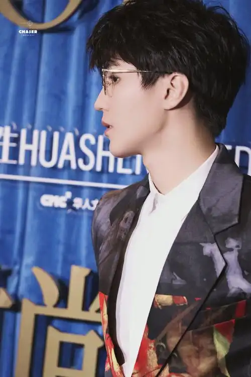 王俊凯金丝眼镜##王俊凯繁花西装