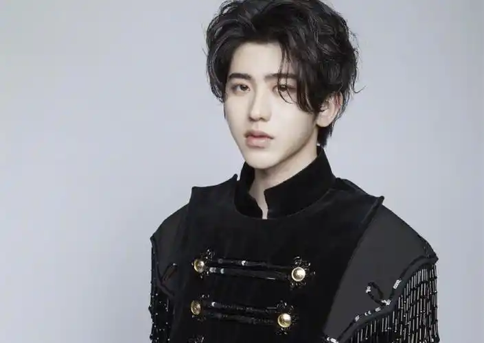 蔡徐坤时尚帅气壁纸_偶像男神蔡徐坤 _ 图片网