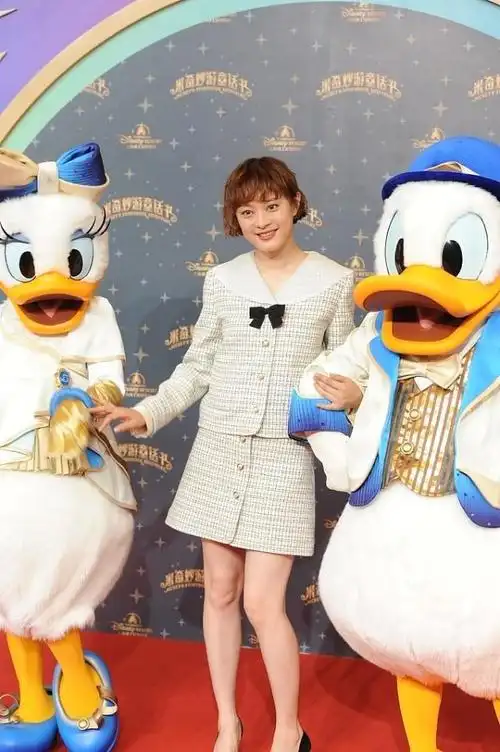 孙俪烫泡面头却藏不住老态怼脸拍感觉胖了但气质赢了